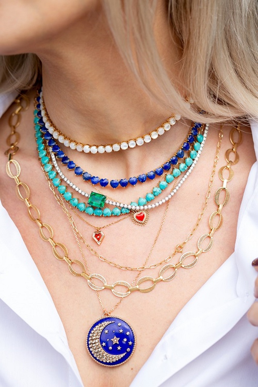 entdecken sie eine vielfältige auswahl an stilvollen accessoires, die ihr outfit perfektionieren. von schmuck über taschen bis hin zu schals – finden sie die perfekten begleiter für jeden anlass!