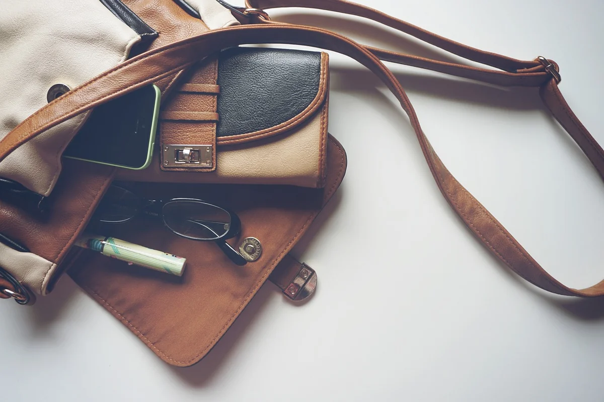 Roter Anzug kombinieren: die Accessoires entscheiden alles