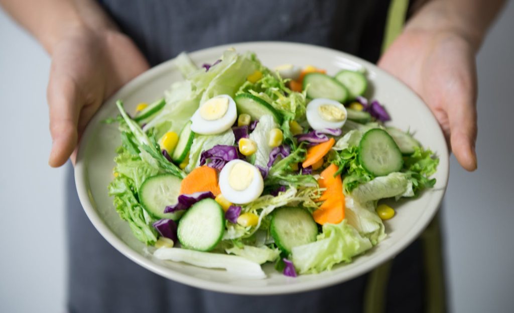 Schüssel mit Gemüsesalat