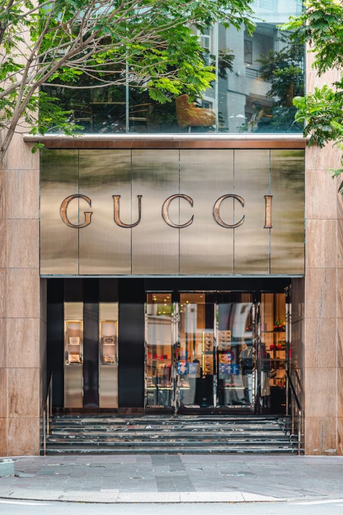 der Eingang eines Gucci-Geschäfts in einer Stadt